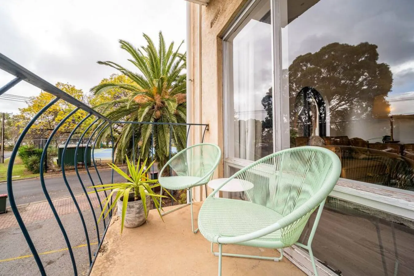 Indulge at Glenelg North—A Work-Friendly Retreat — photo 5