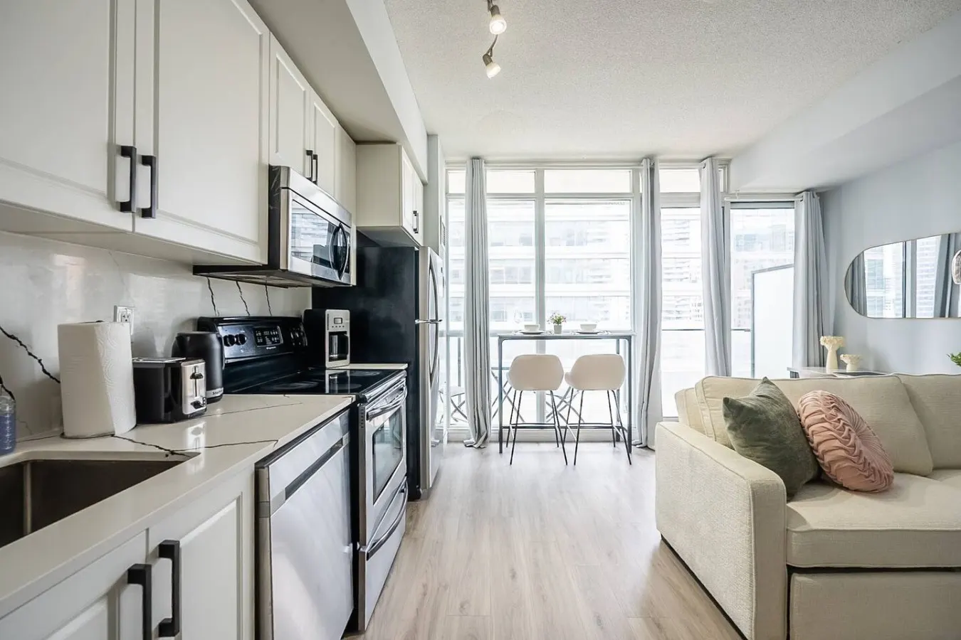 Bright 1BR Condo Sleeps 3 Steps to Attractions 10