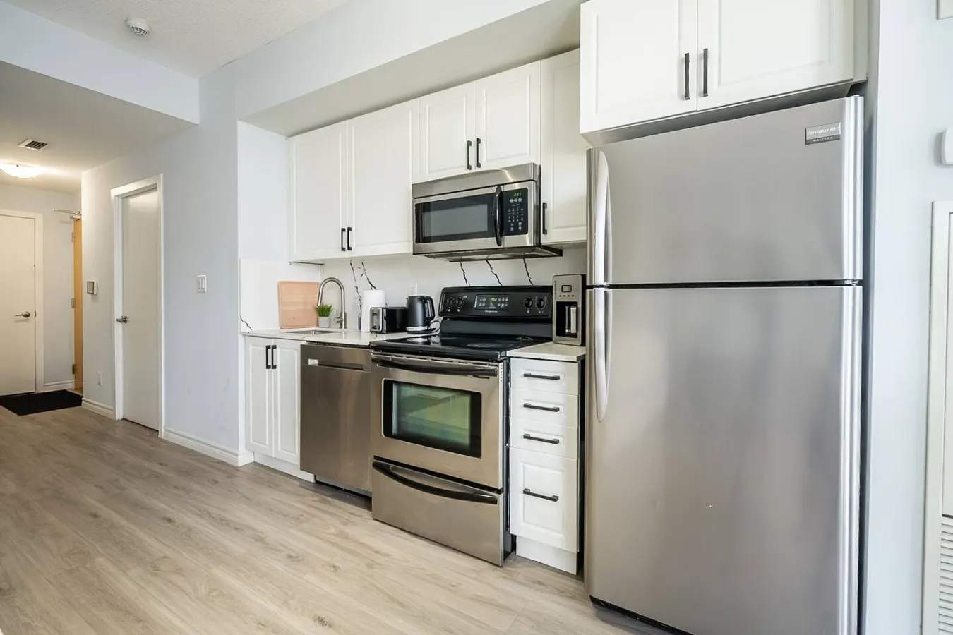 Bright 1BR Condo Sleeps 3 Steps to Attractions 11