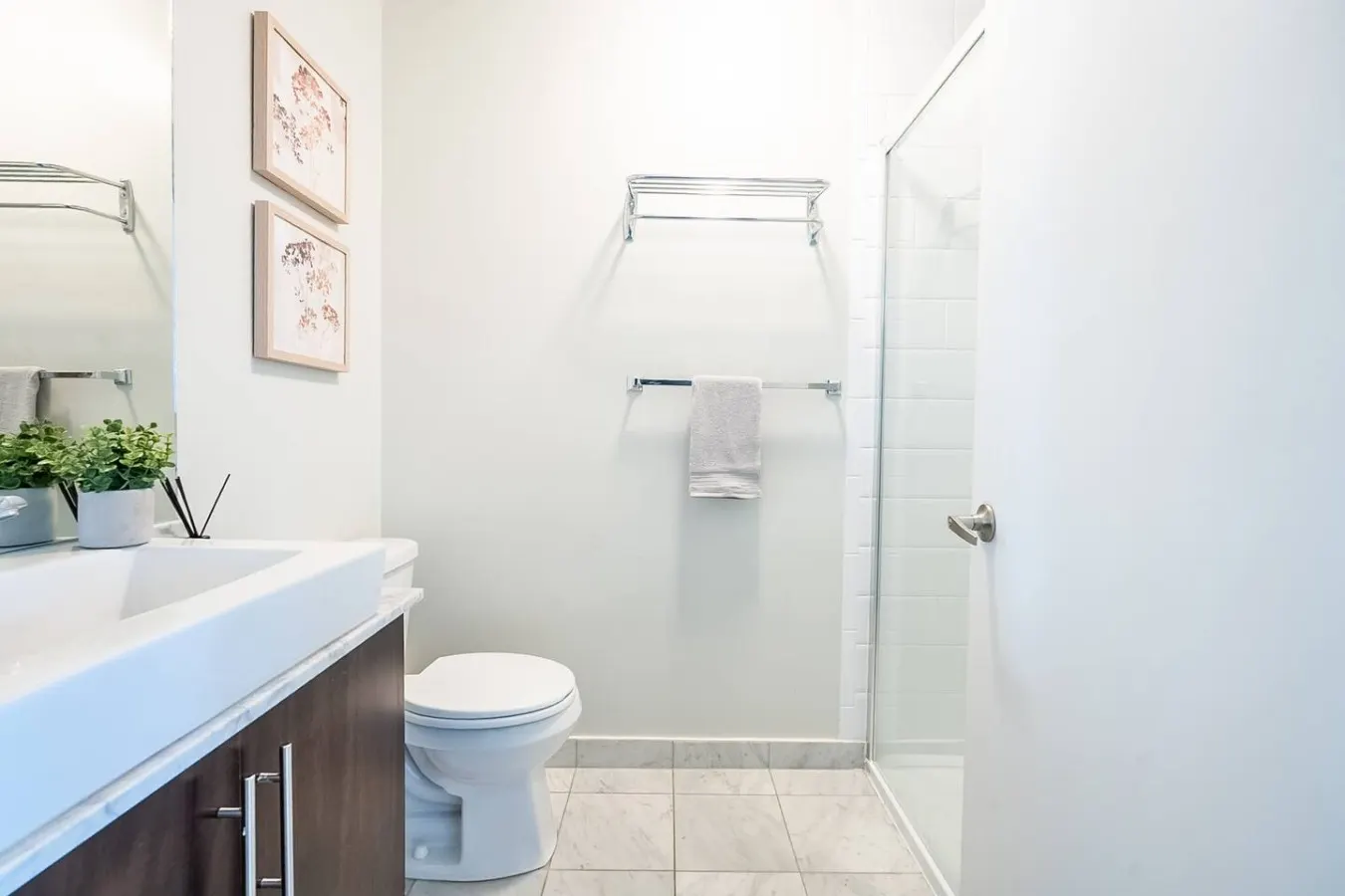 Bright 1BR Condo Sleeps 3 Steps to Attractions 14