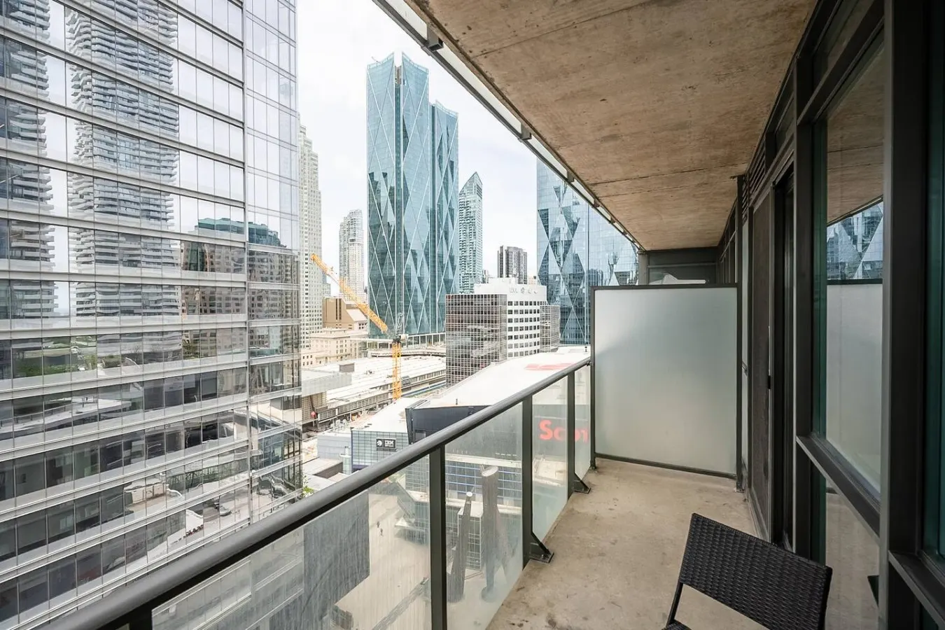 Bright 1BR Condo Sleeps 3 Steps to Attractions 16
