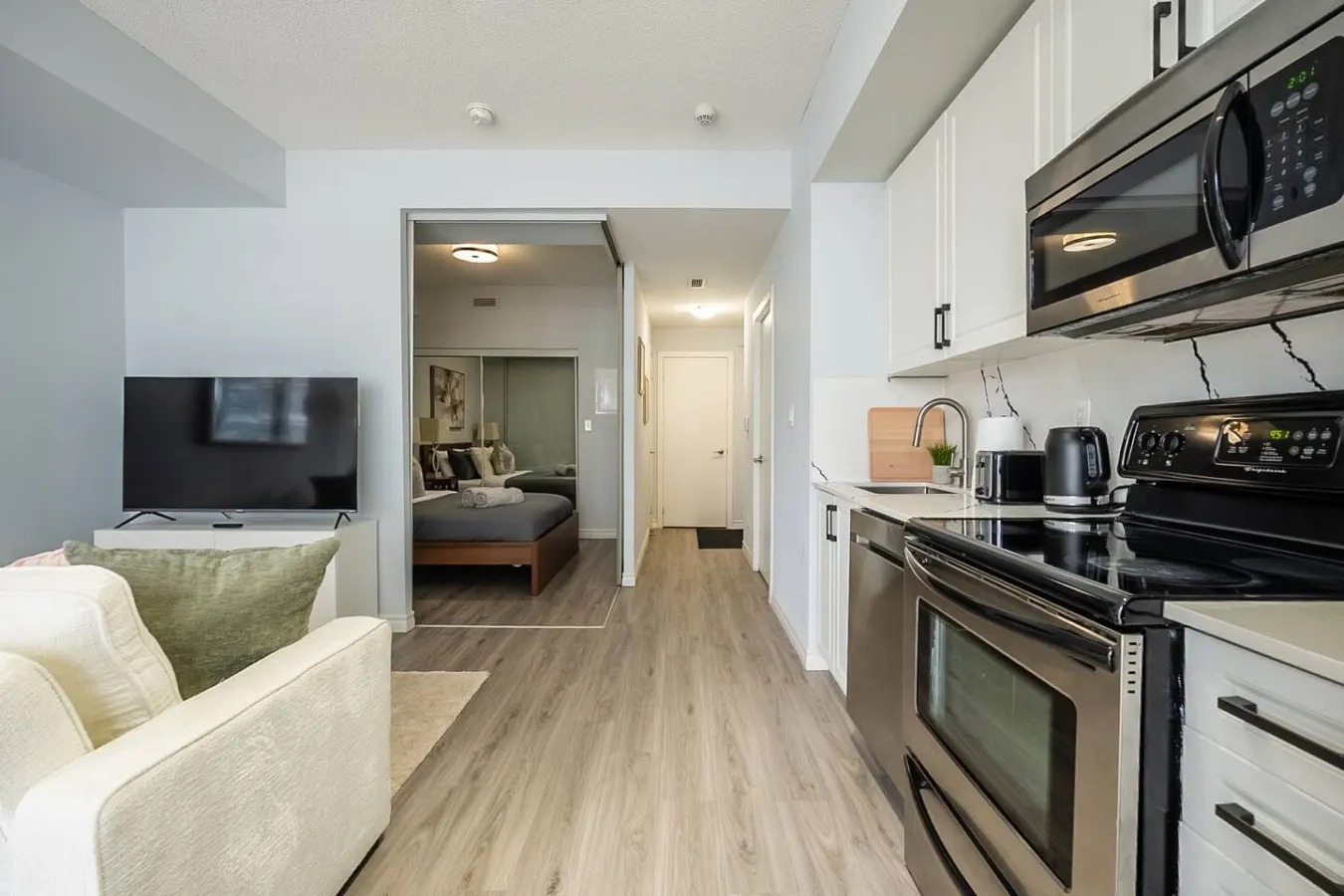 Bright 1BR Condo Sleeps 3 Steps to Attractions 6