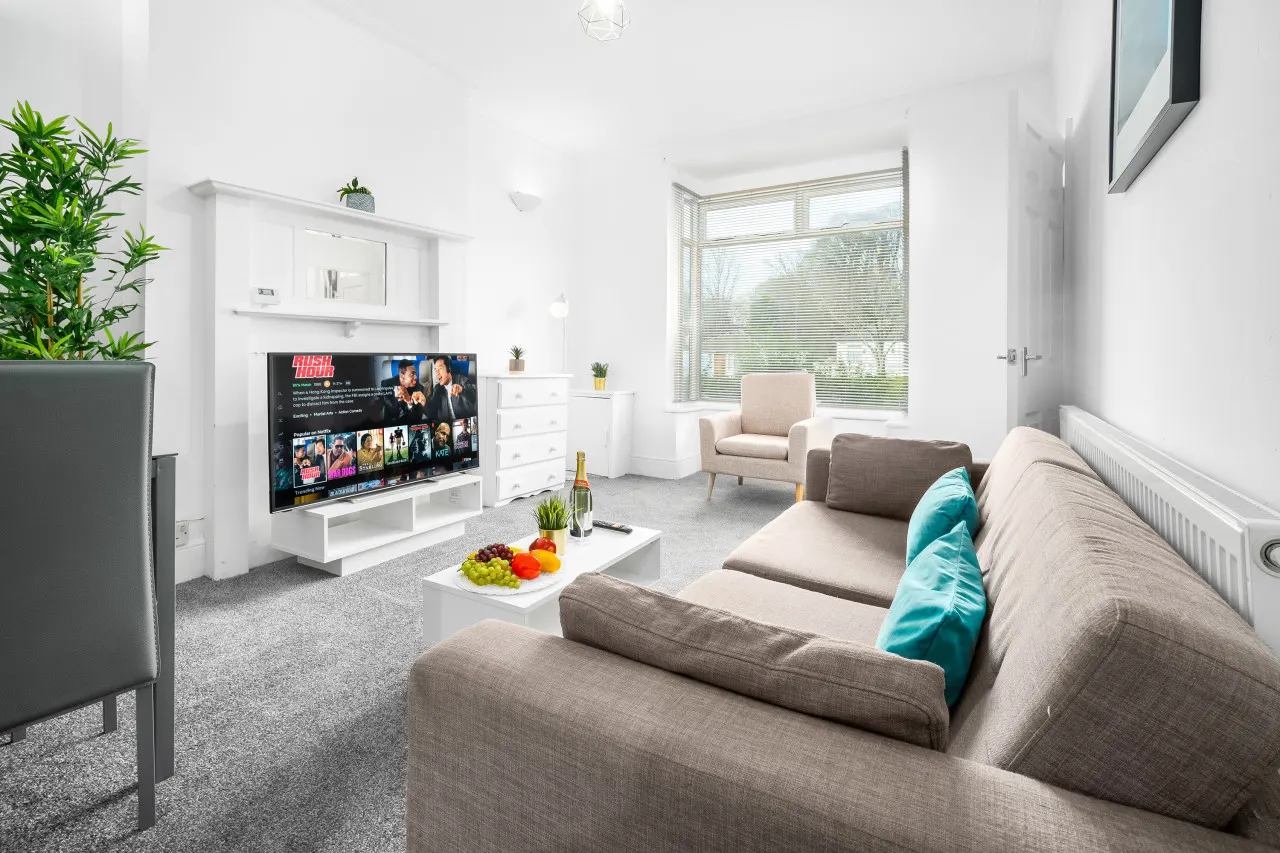 Two Bed House - Courtyard - Parking - Harborne
