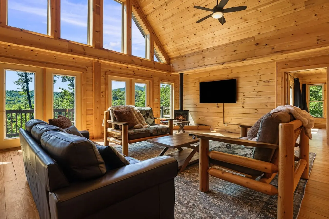 Luxury Cabin, Theater, Hot Tub, Fire Pit — photo 2