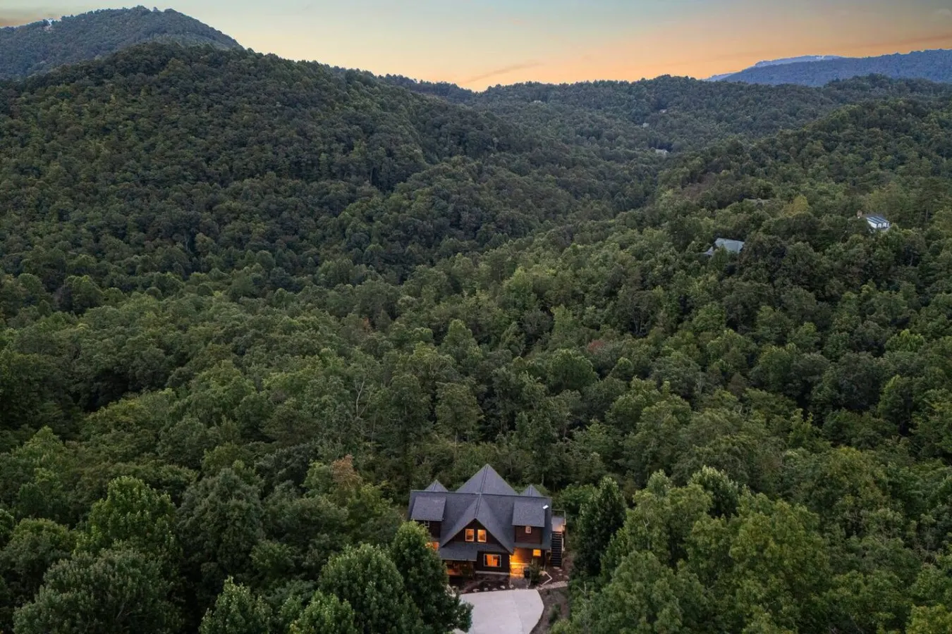 Luxury Cabin, Theater, Hot Tub, Fire Pit 10