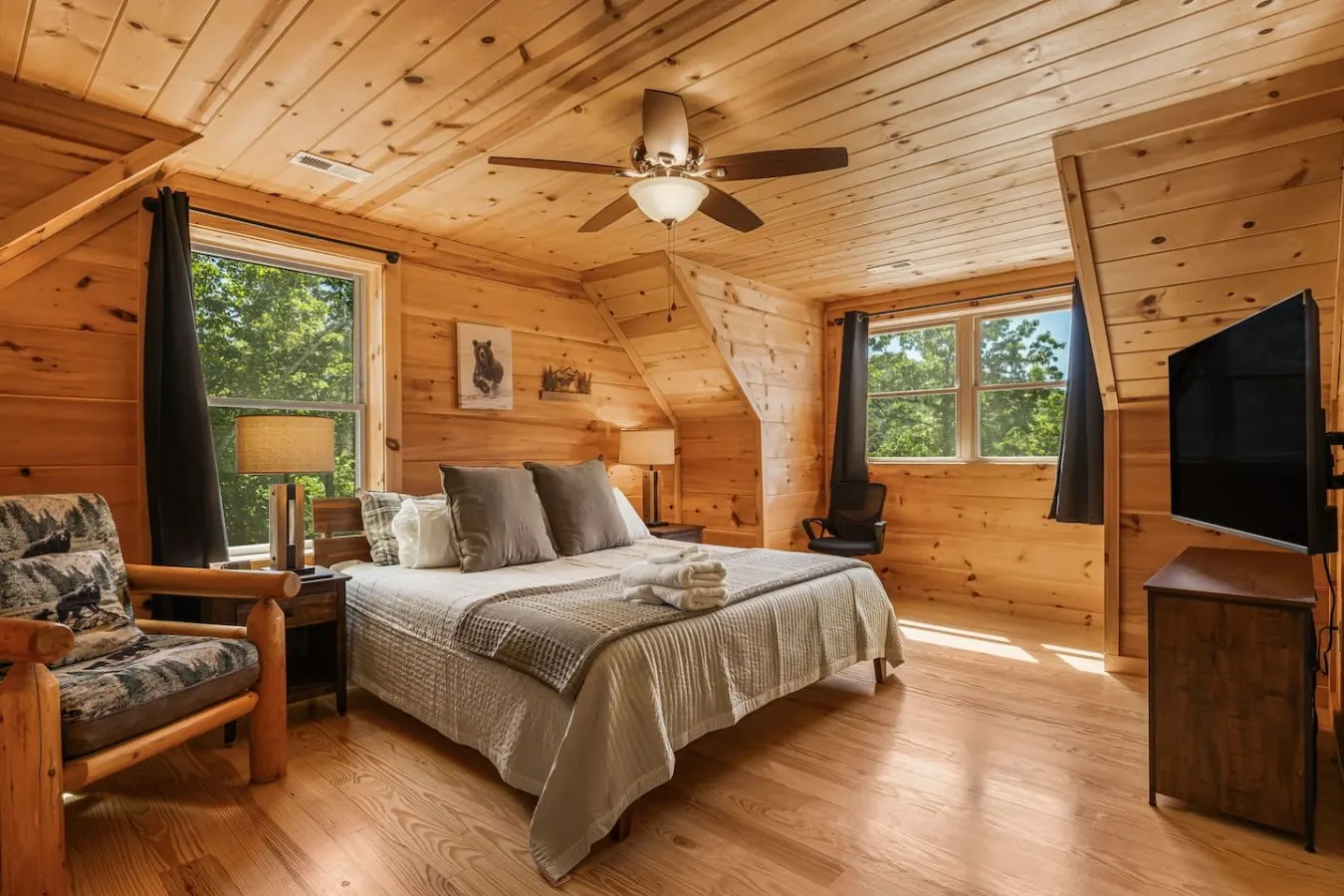 Luxury Cabin, Theater, Hot Tub, Fire Pit — photo 5