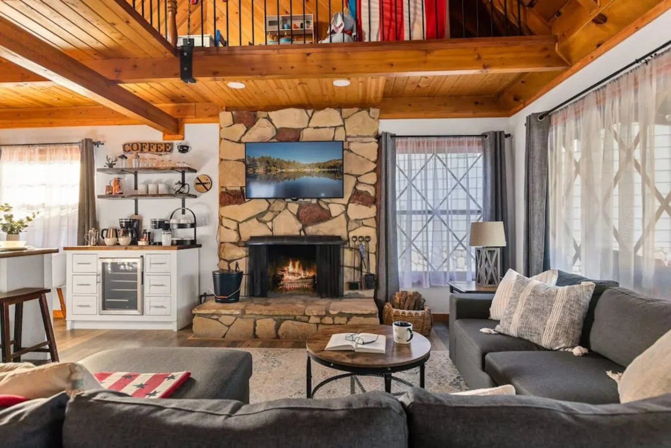 Paddington Manor, Loft Cabin, Hot Tub & Game Room — photo 2