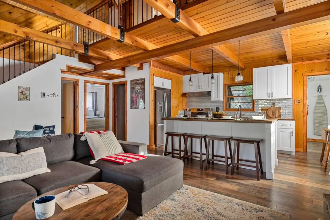 Paddington Manor, Loft Cabin, Hot Tub & Game Room 15