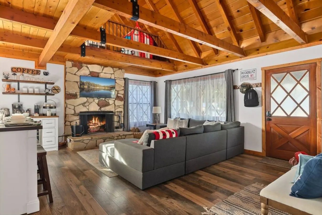 Paddington Manor, Loft Cabin, Hot Tub & Game Room 19