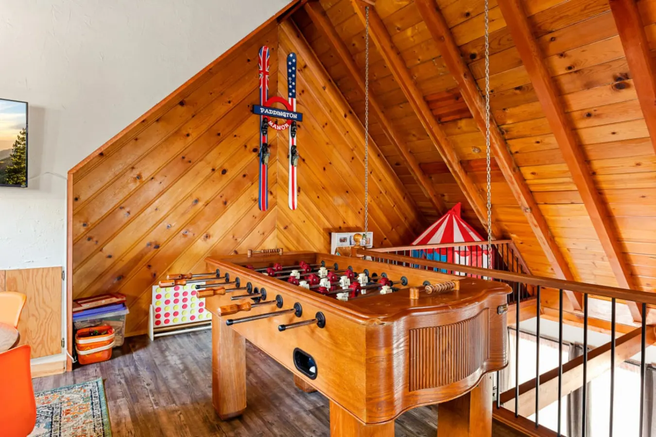 Paddington Manor, Loft Cabin, Hot Tub & Game Room — photo 3