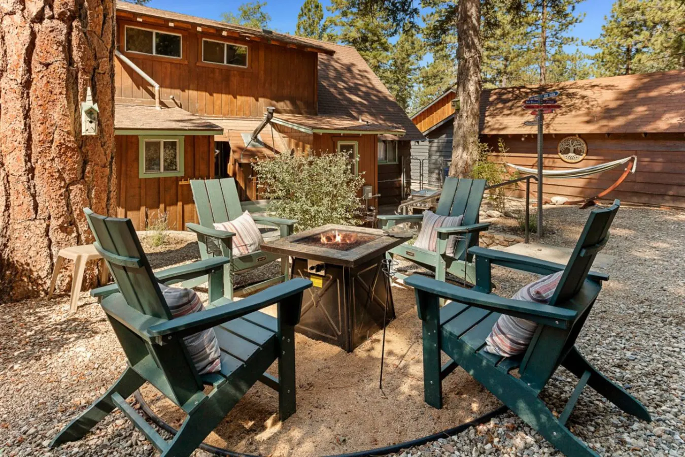 Paddington Manor, Loft Cabin, Hot Tub & Game Room — photo 5