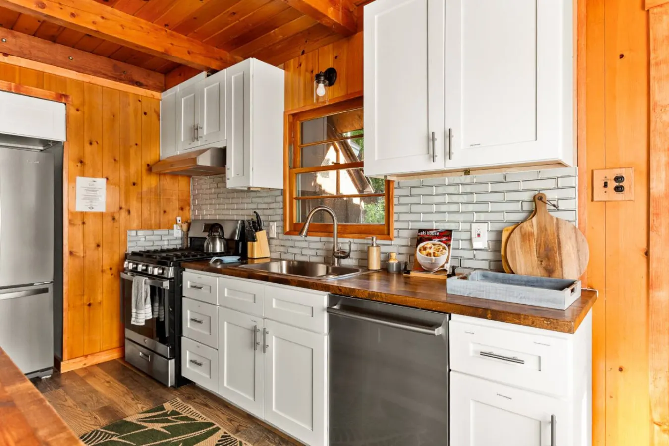 Paddington Manor, Loft Cabin, Hot Tub & Game Room 7