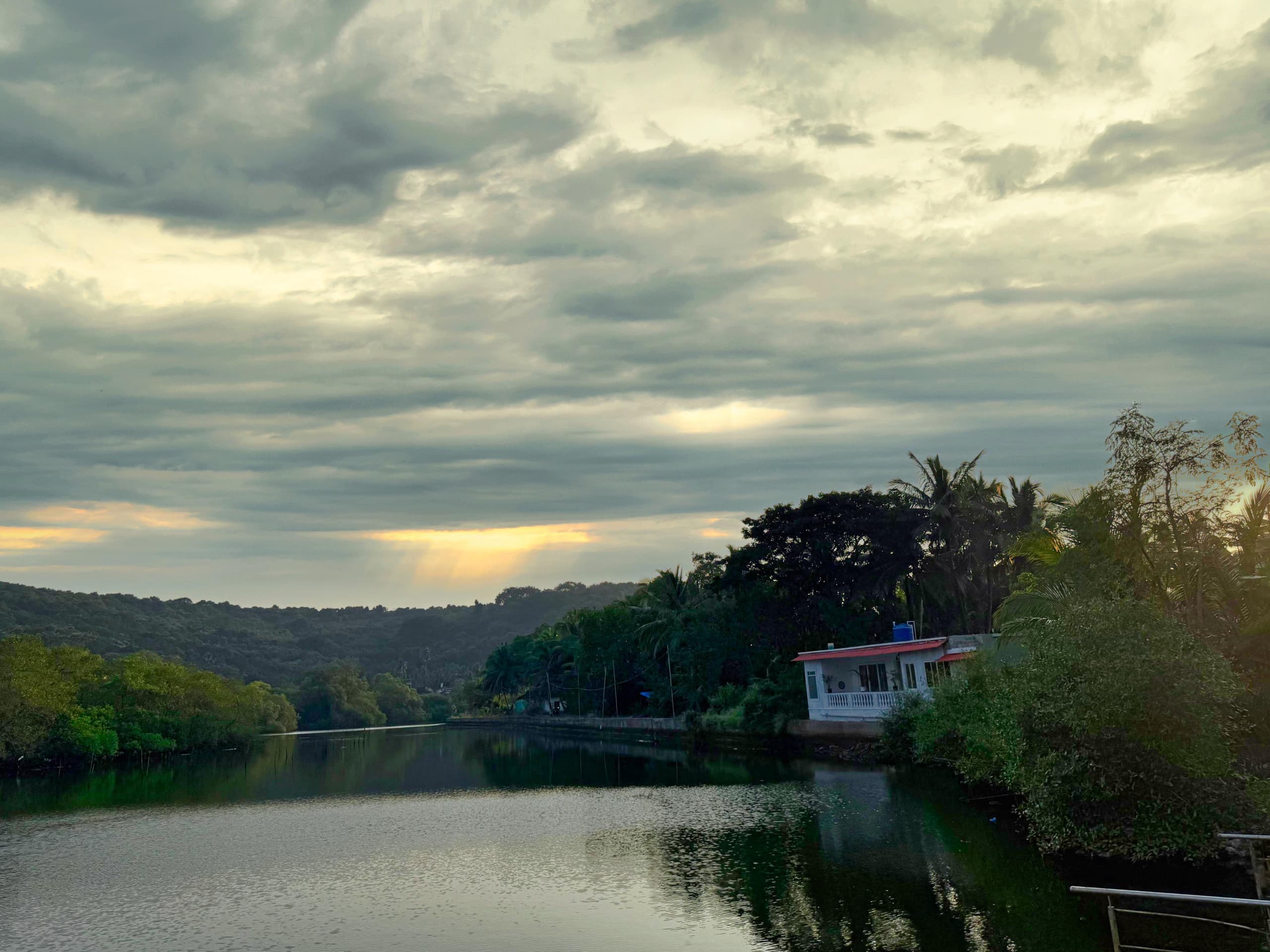 Riverfront house | LivLig.stays |15 min to anjuna 17