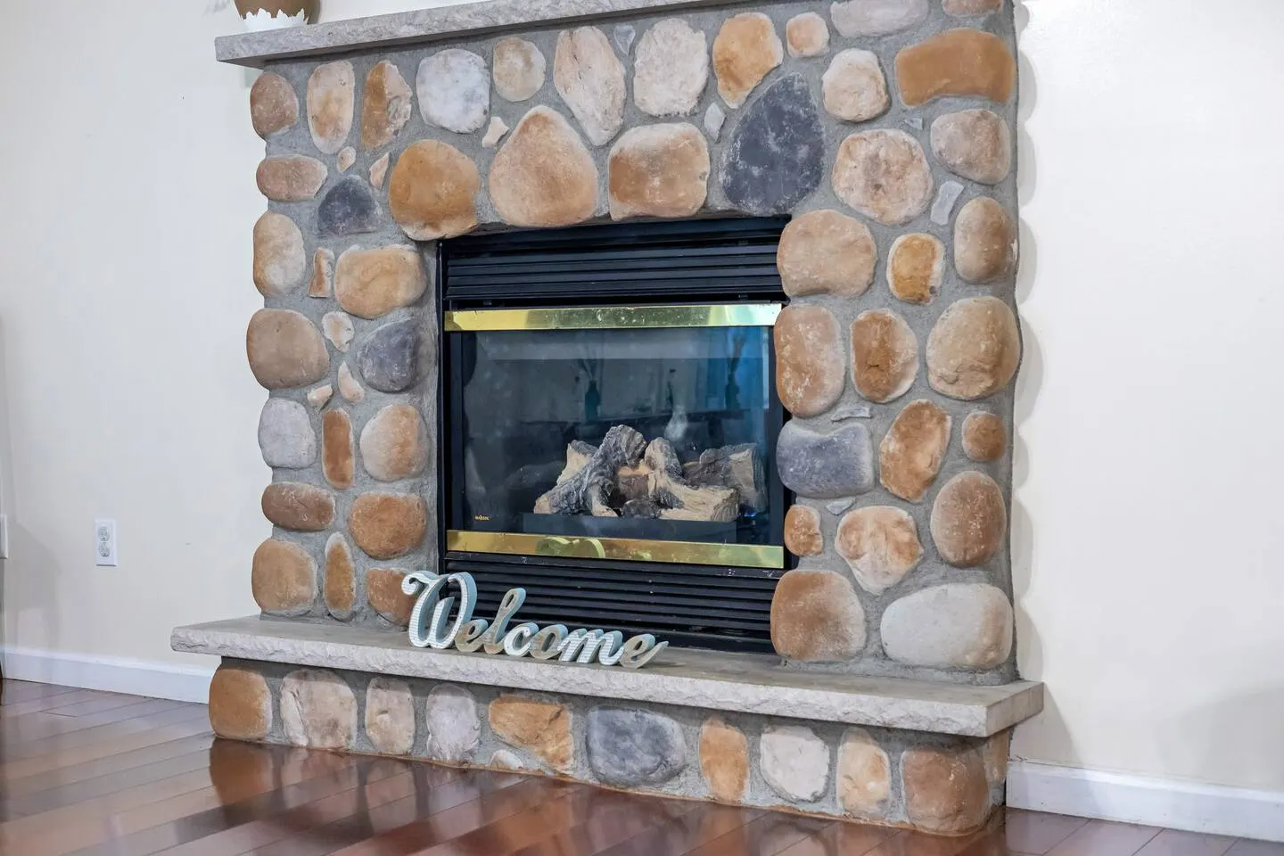 Lakefront, hot tub, game room, pool, beach lake 11