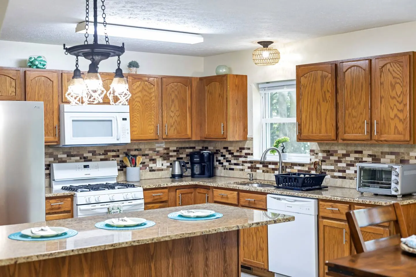 Lakefront, hot tub, game room, pool, beach lake 14