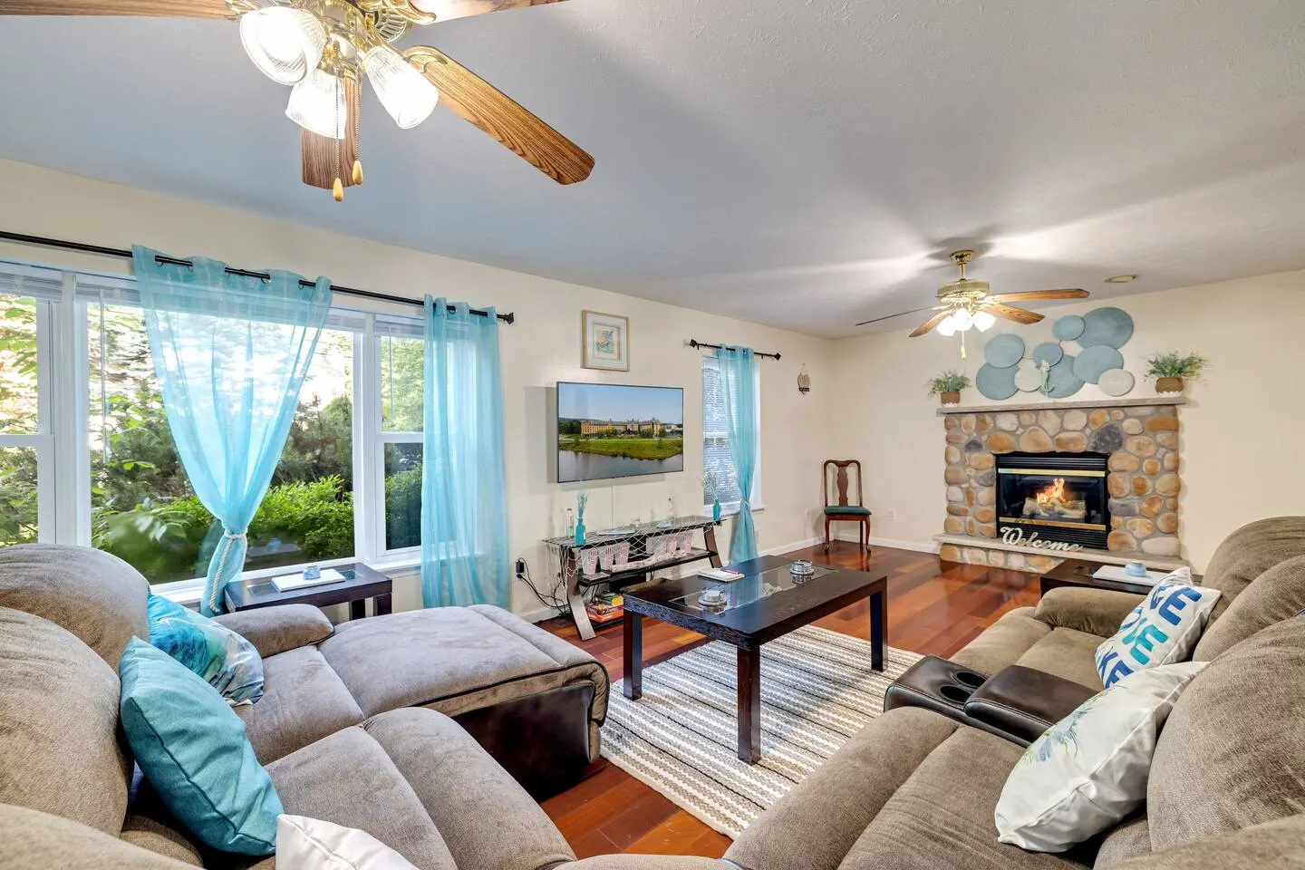 Lakefront, hot tub, game room, pool, beach lake — photo 5