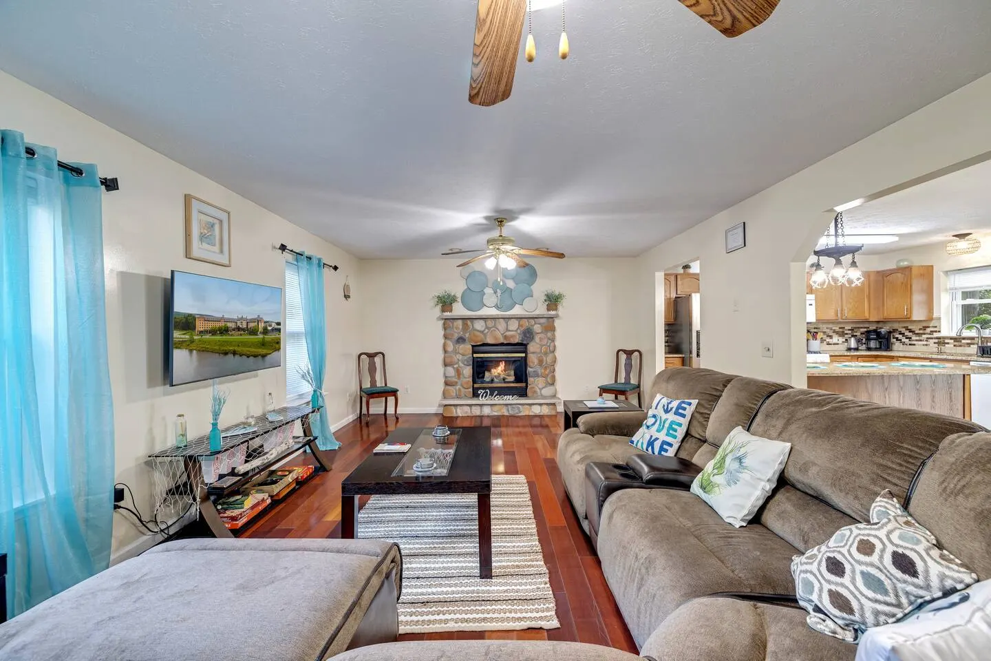 Lakefront, hot tub, game room, pool, beach lake 7