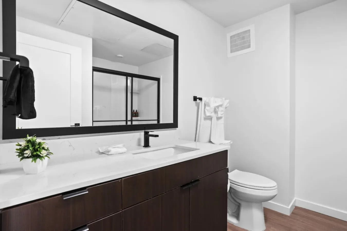 Super Luxury Condo Mass Ave Pool+Gym+Lounge 7