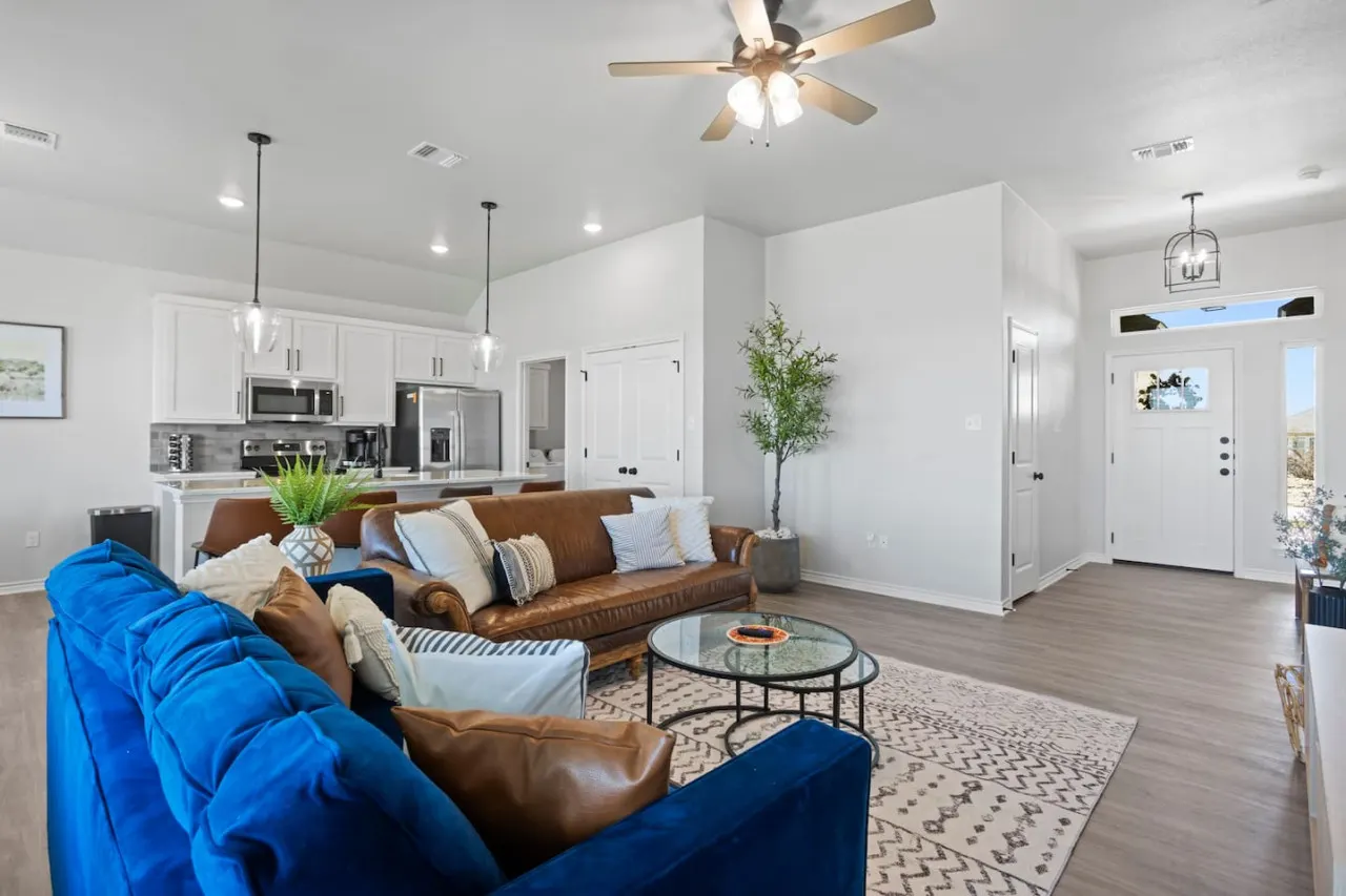 Beta House @ Crossroads Park NEW Home Sleeps 8! 9