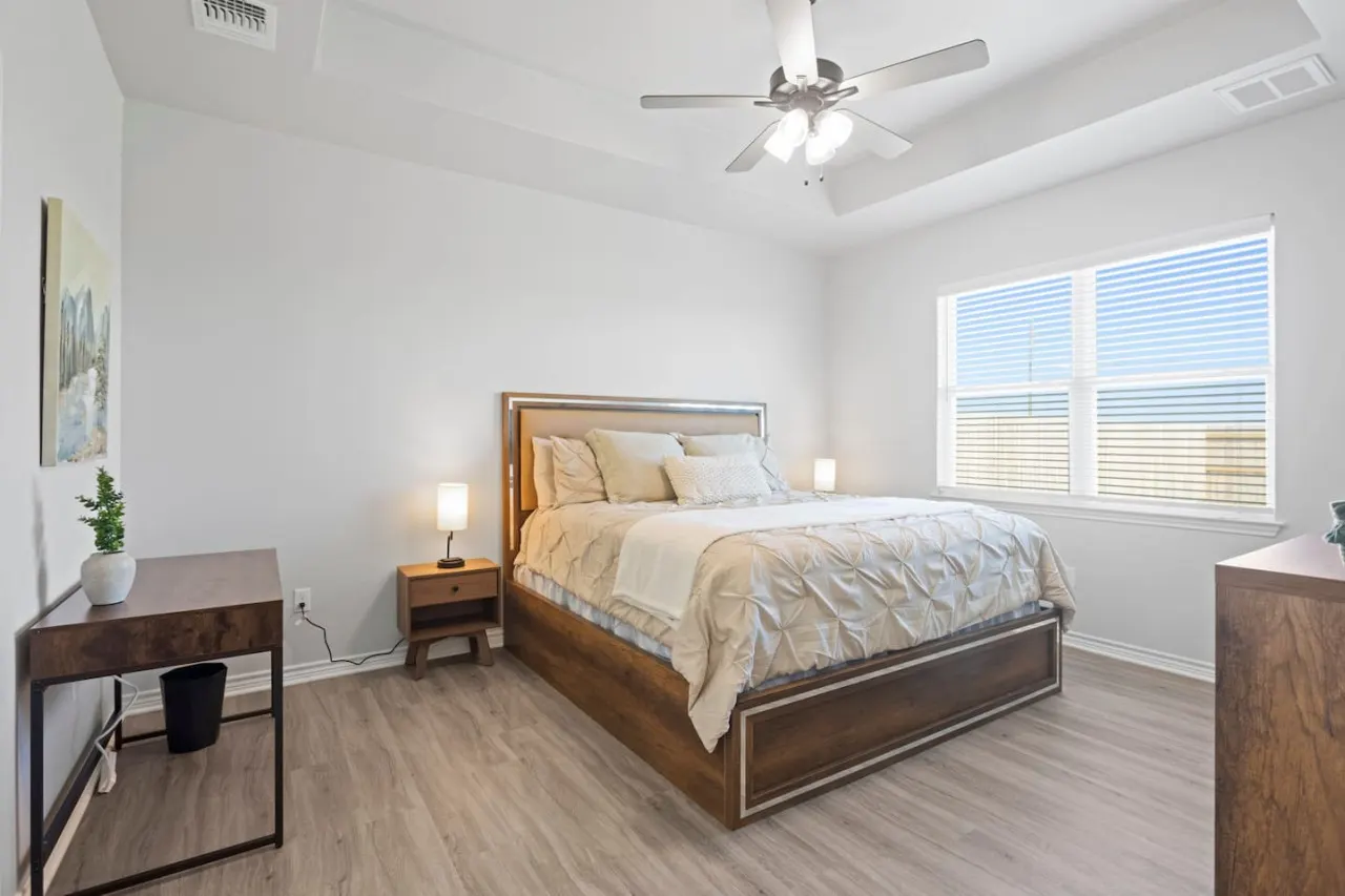 Beta House @ Crossroads Park NEW Home Sleeps 8! 16