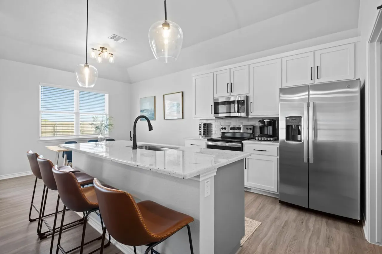 Beta House @ Crossroads Park | NEW Home Sleeps 8! — photo 3