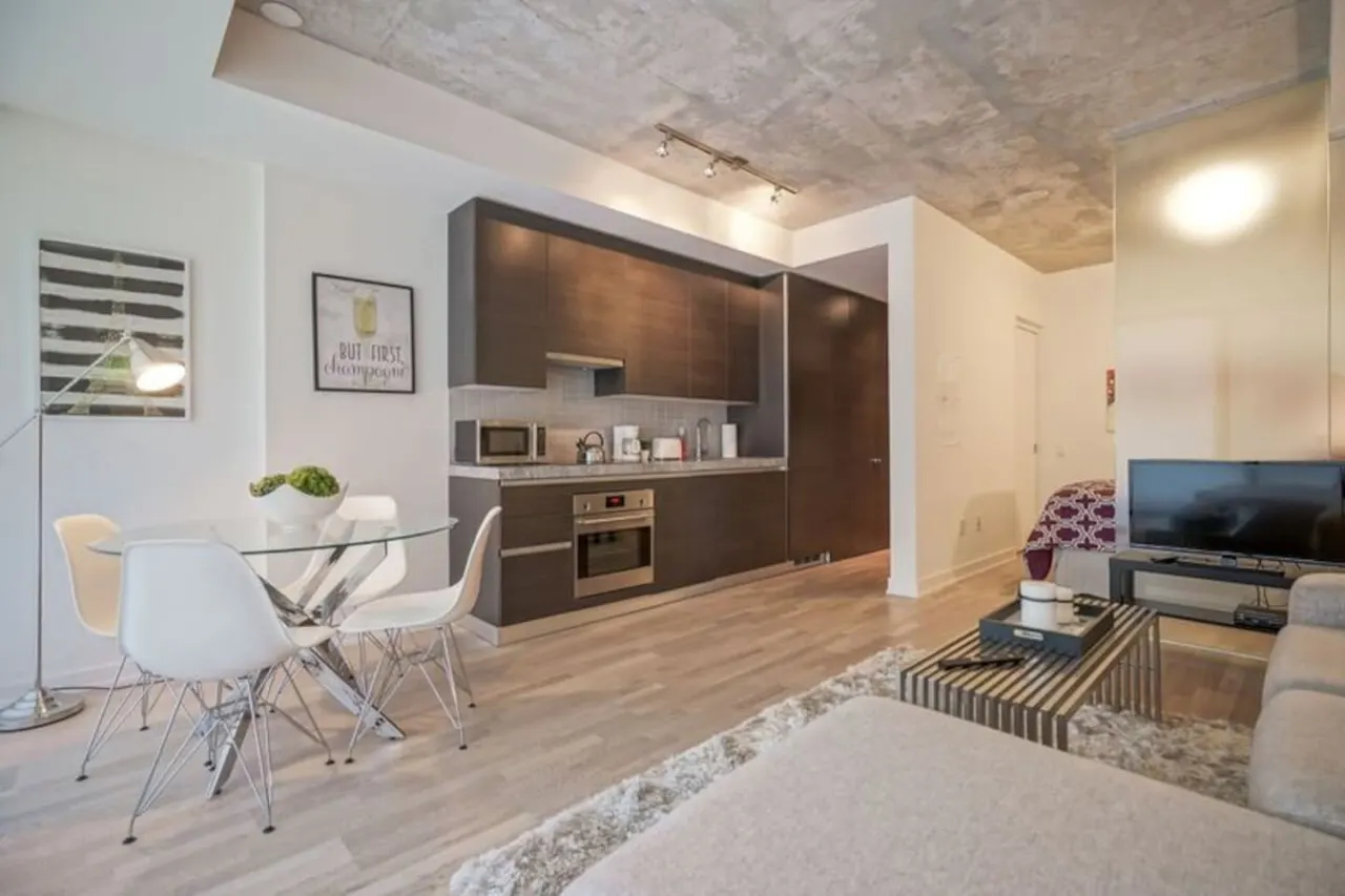Sleek Modern 1BR • Balcony • Popular King West