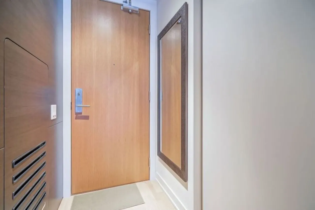 Sleek Modern 1BR Balcony Popular King West 11