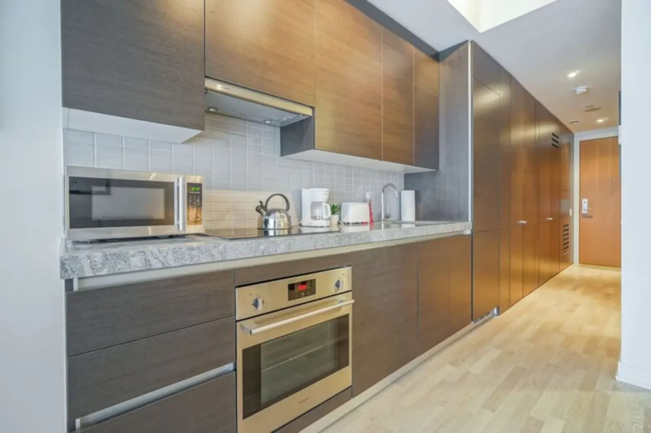 Sleek Modern 1BR Balcony Popular King West 4