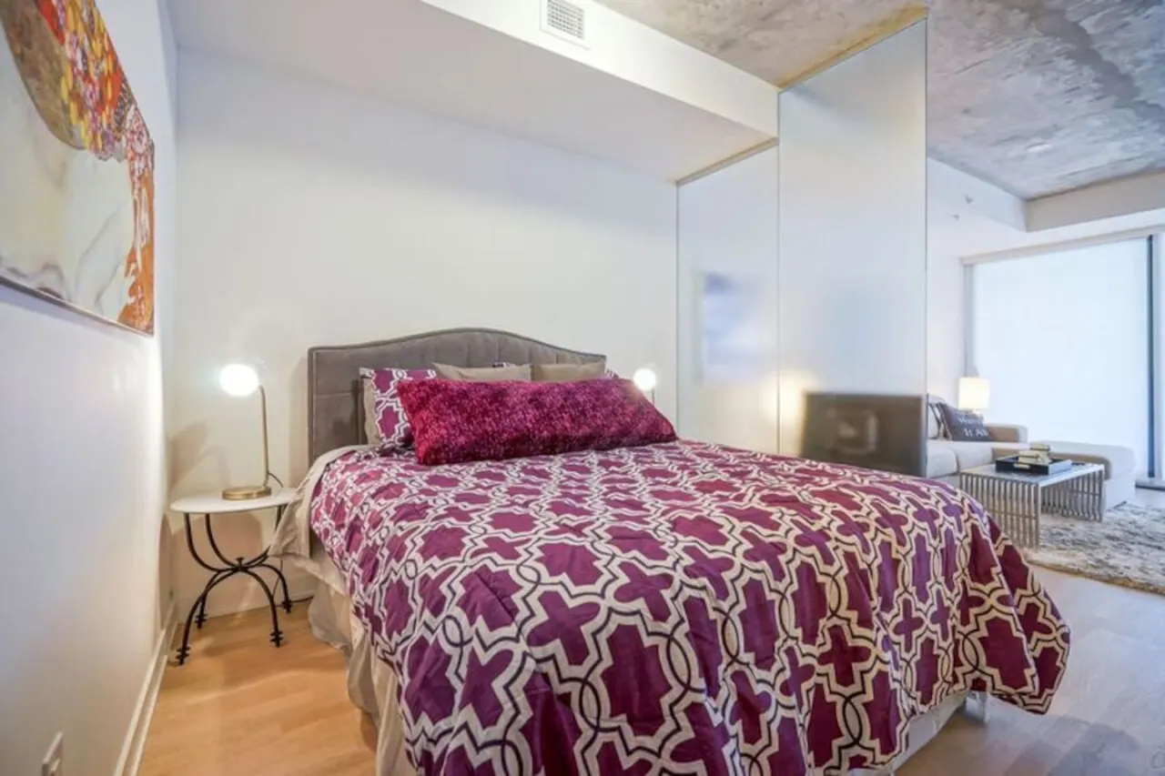 Sleek Modern 1BR Balcony Popular King West 6