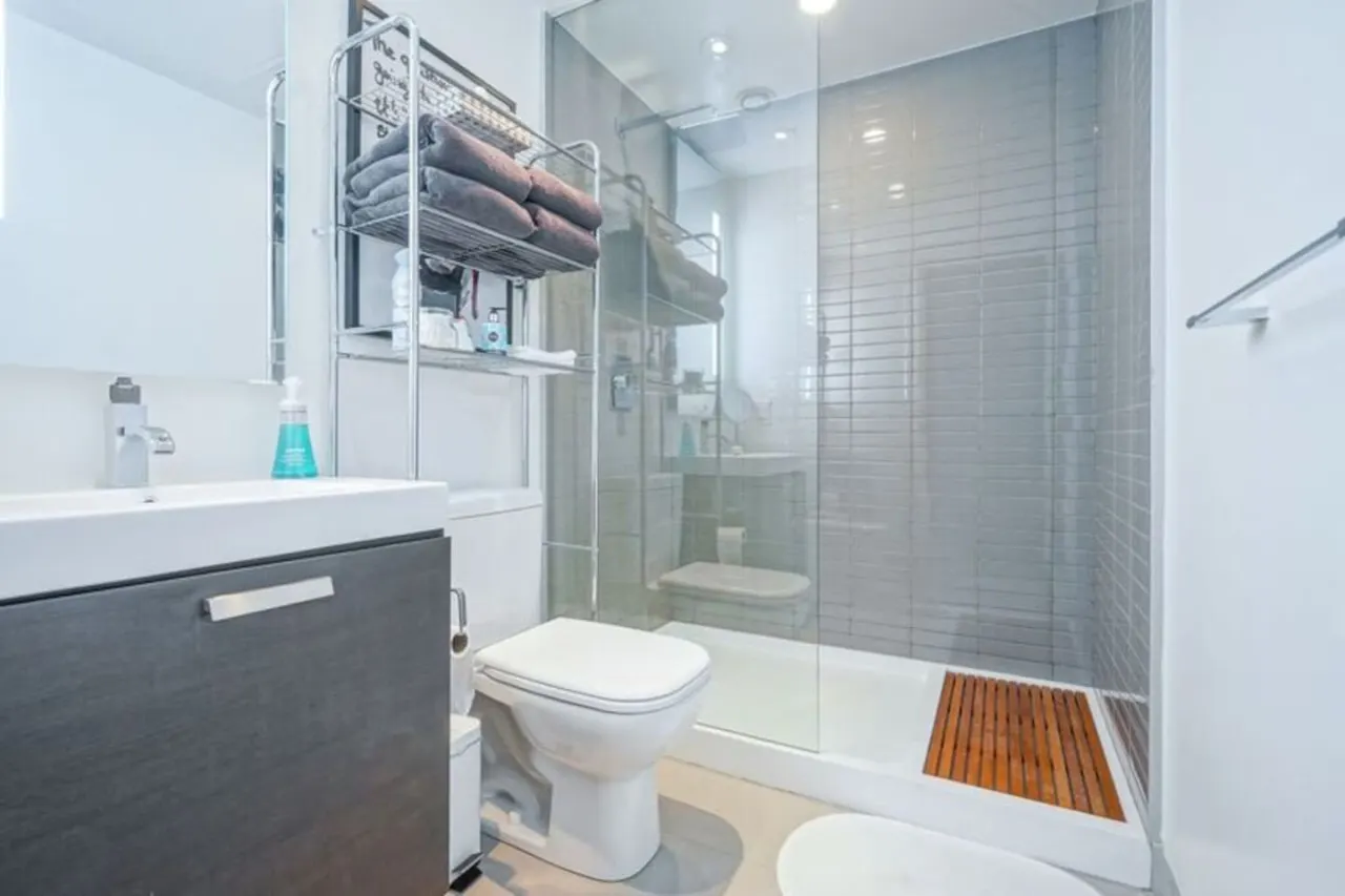 Sleek Modern 1BR Balcony Popular King West 7