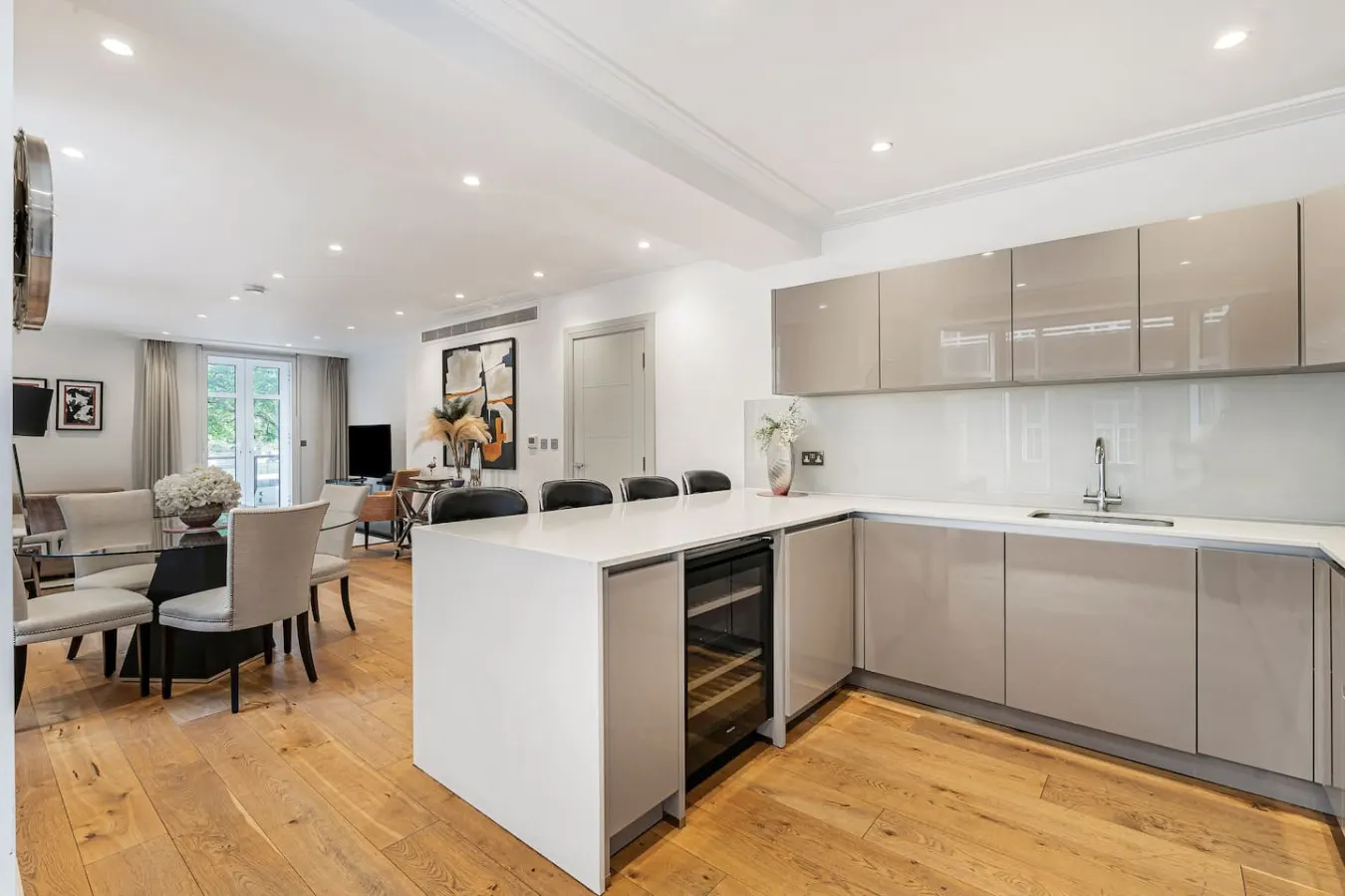 Mayfair 2-Bed | 24hr Concierge & Hyde Park Views — photo 2