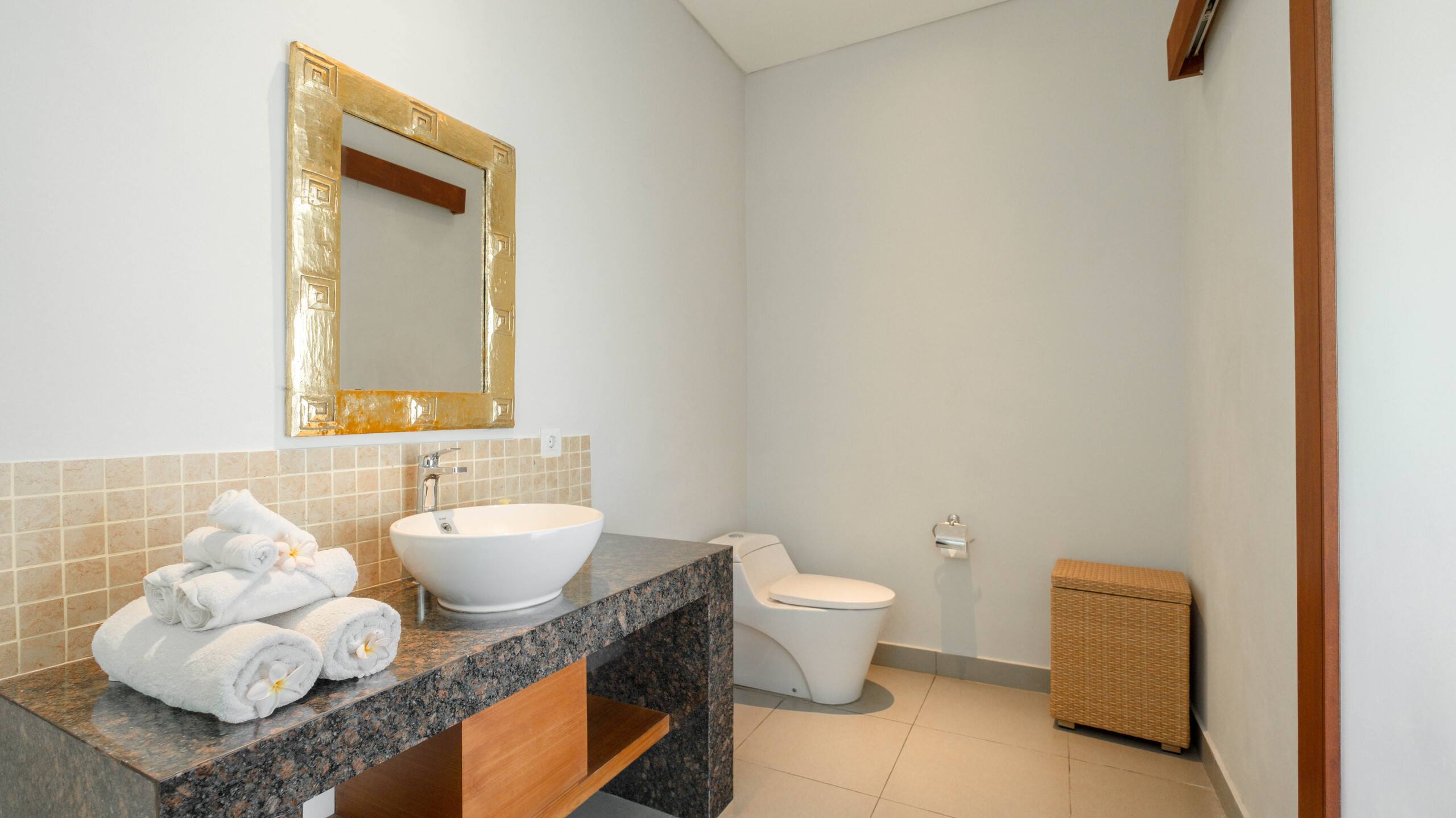 Canggu Best Deal! Spacious & Tropical Villa 37