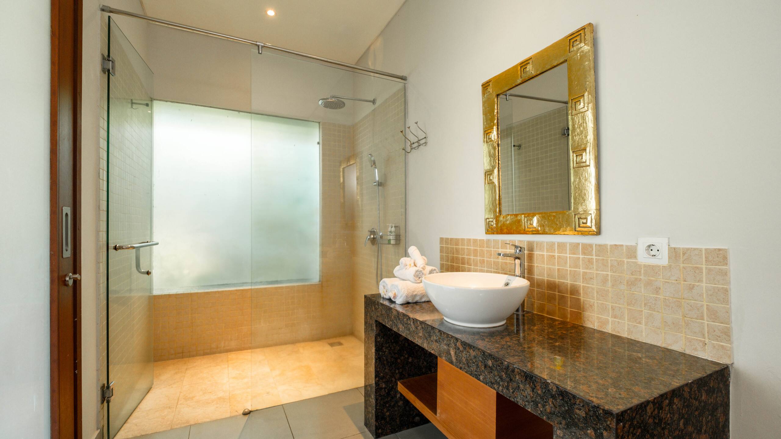 Canggu Best Deal! Spacious & Tropical Villa 38