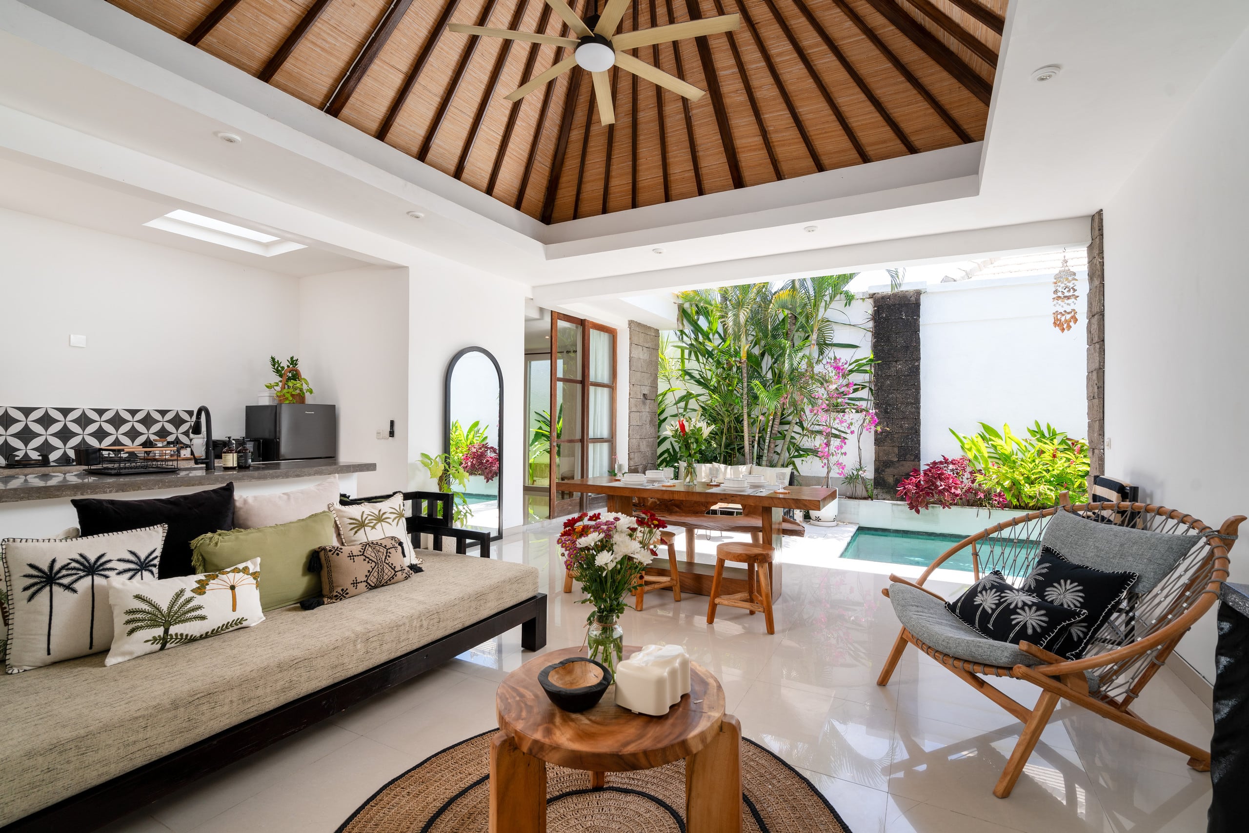 Tropical Boutique 2 BDR Villa in heart of Seminyak — photo 2
