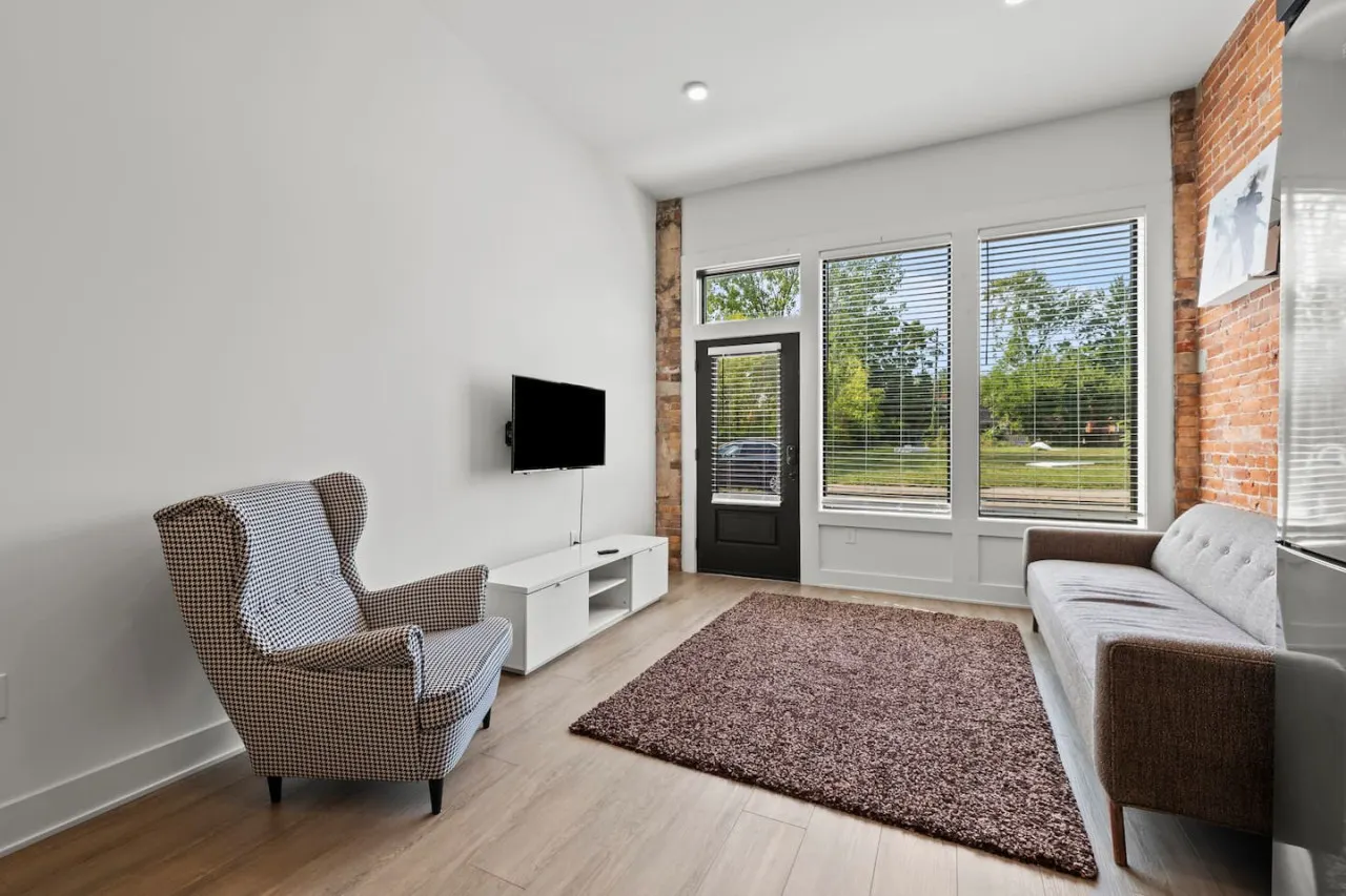 Franklin Park, Luxury New Build + Free Parking! 2