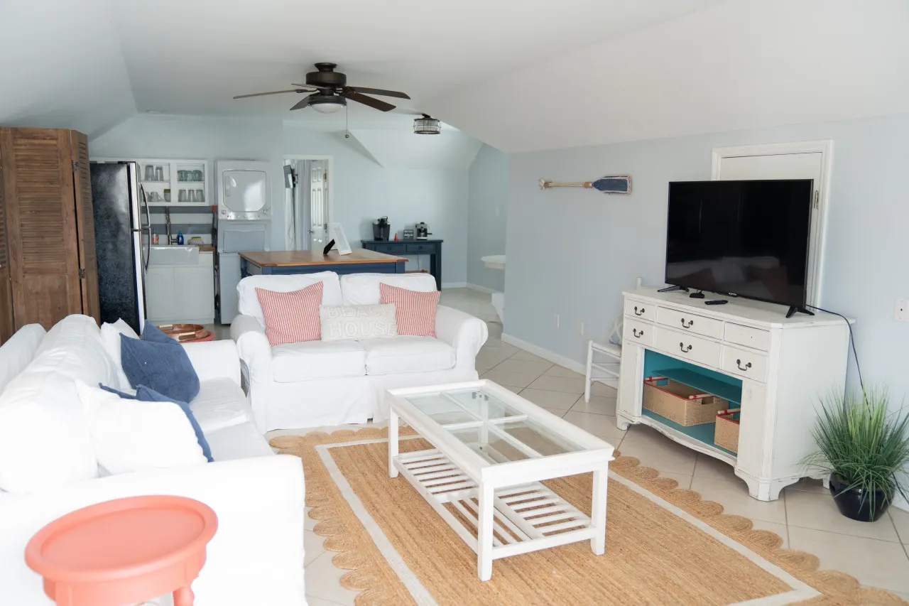 Beach Haven - Upstairs Penthouse Unit half block to beach 9