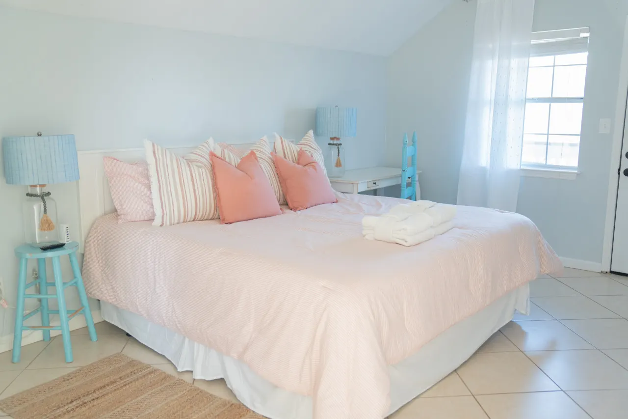 Beach Haven - Upstairs Penthouse Unit half block to beach 14