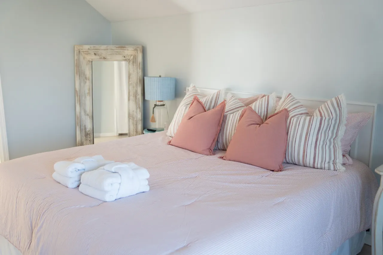 Beach Haven - Upstairs Penthouse Unit half block to beach — photo 4