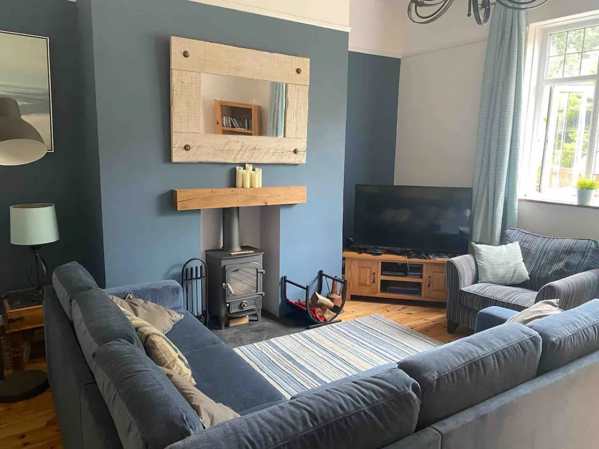 Beautiful, traditional 3 bed cottage close to ferry 2