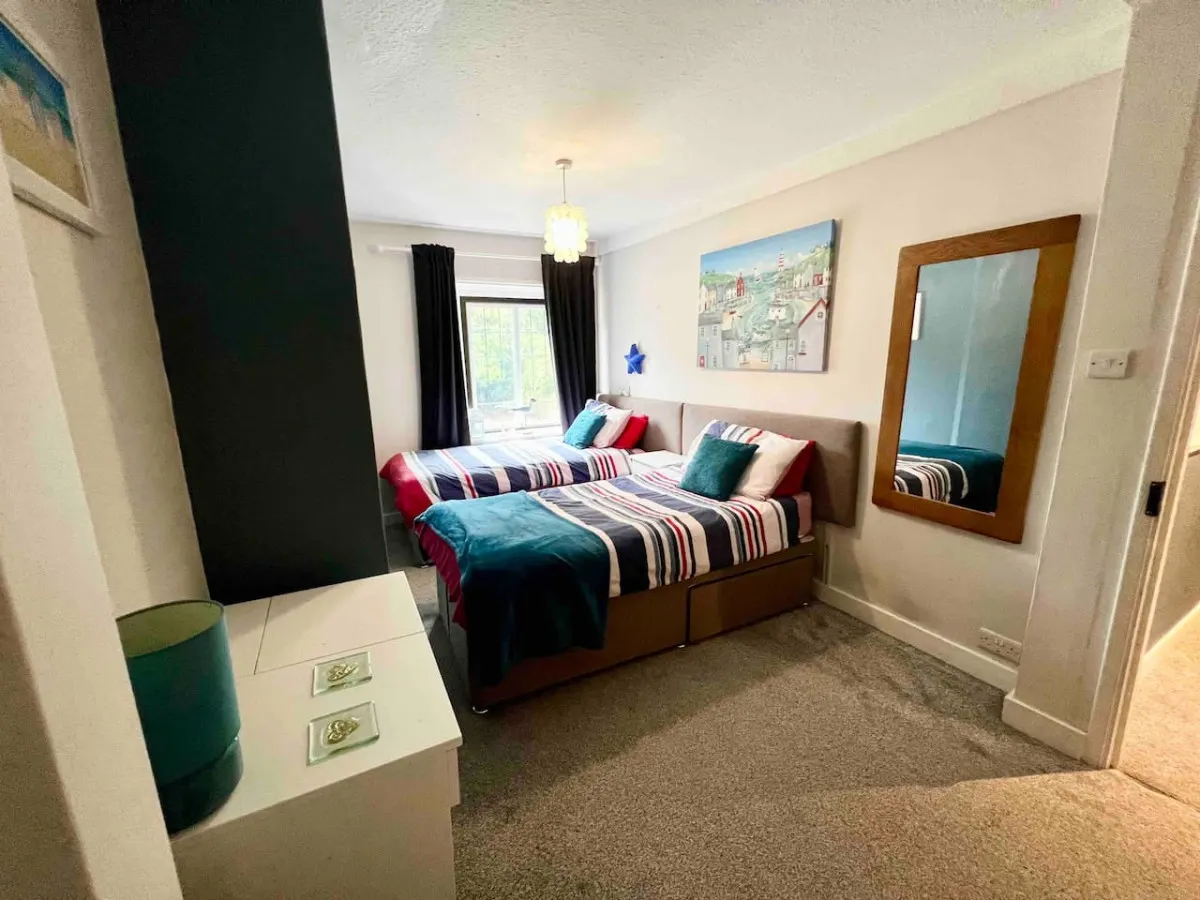Beautiful, traditional 3 bed cottage close to ferry 11
