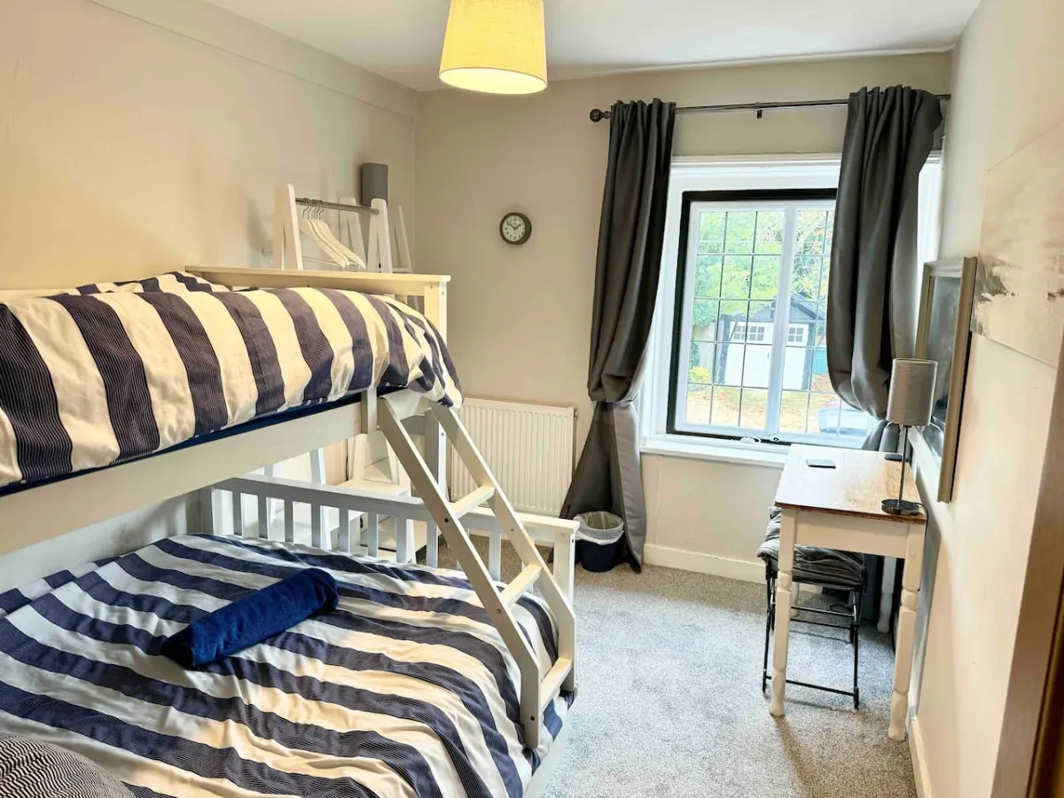 Beautiful, traditional 3 bed cottage close to ferry 12