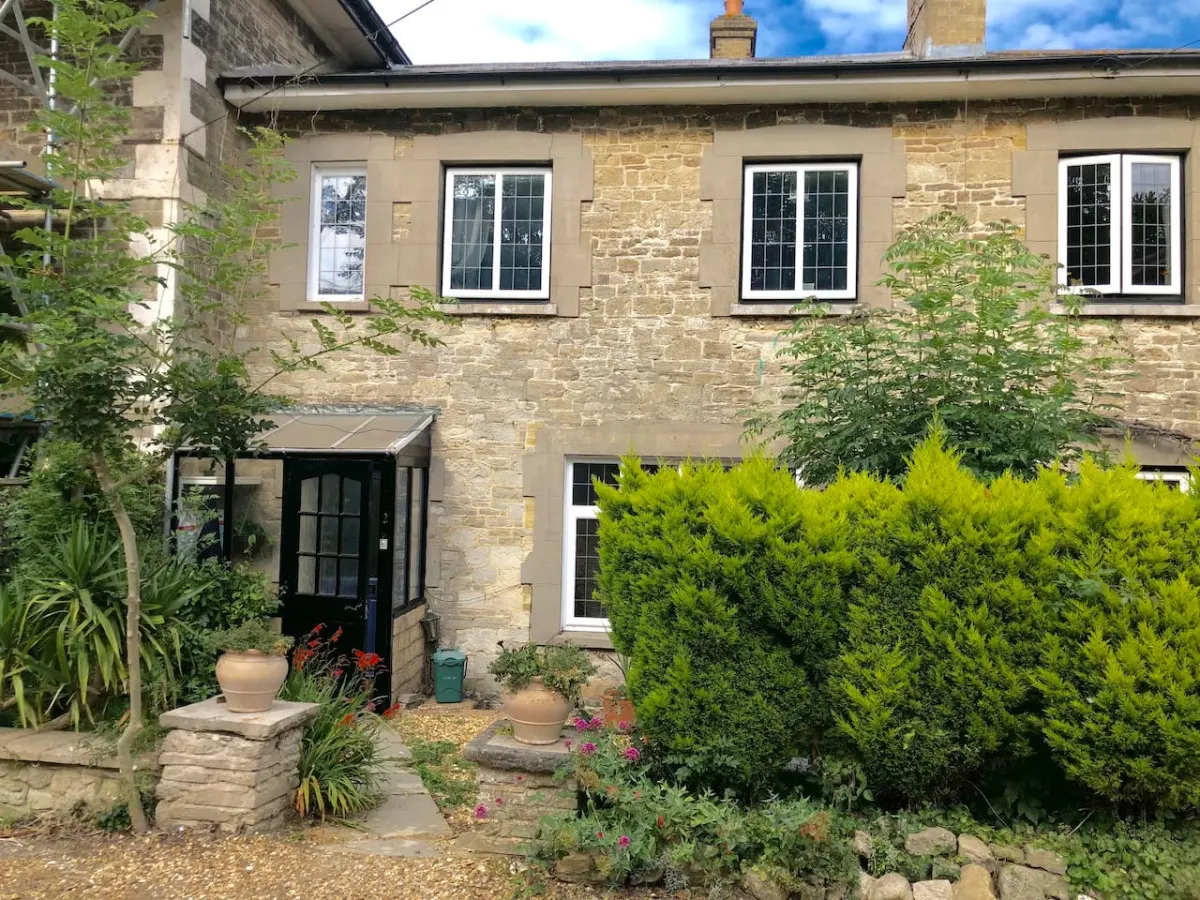 Beautiful, traditional 3 bed cottage close to ferry 13