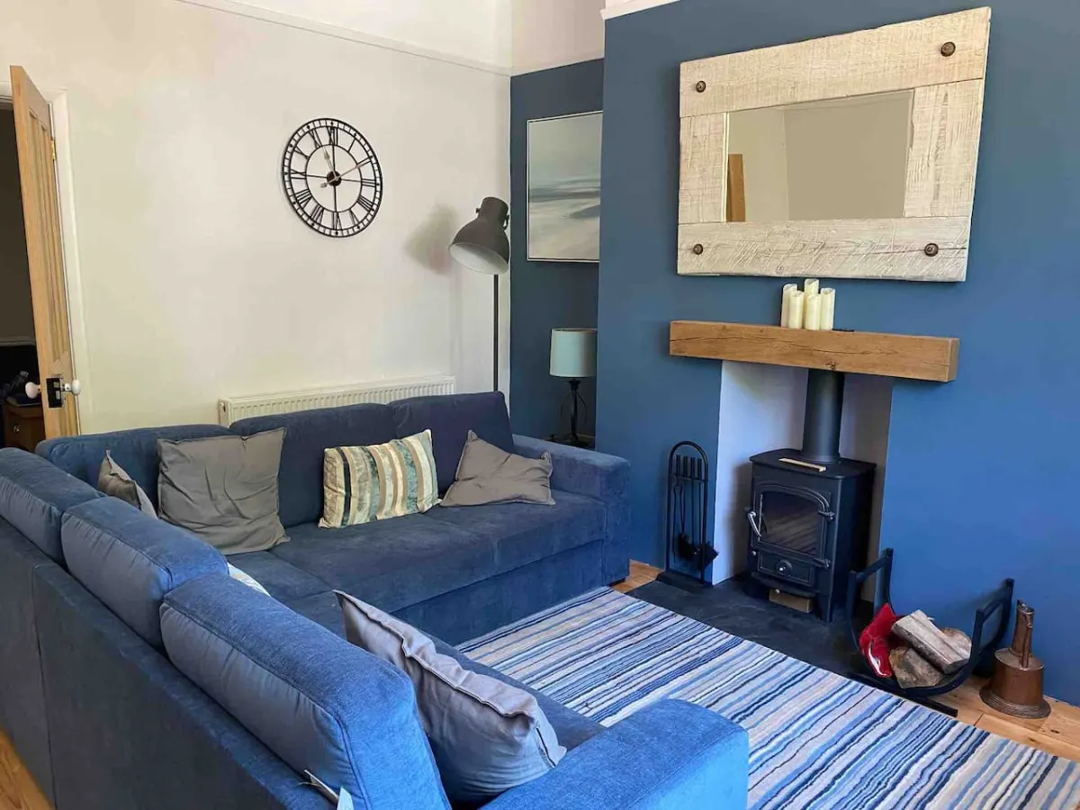Beautiful, traditional 3 bed cottage close to ferry 16