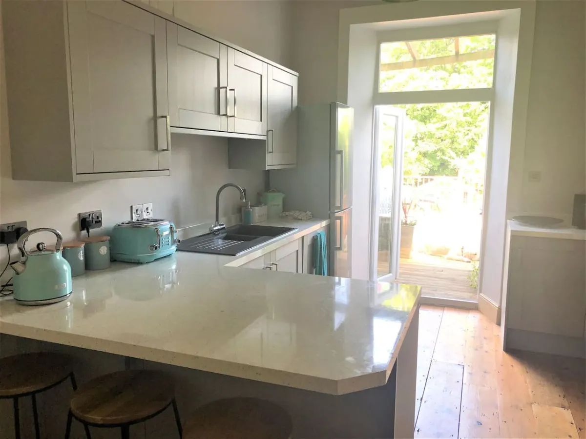 Beautiful, traditional 3 bed cottage close to ferry 17