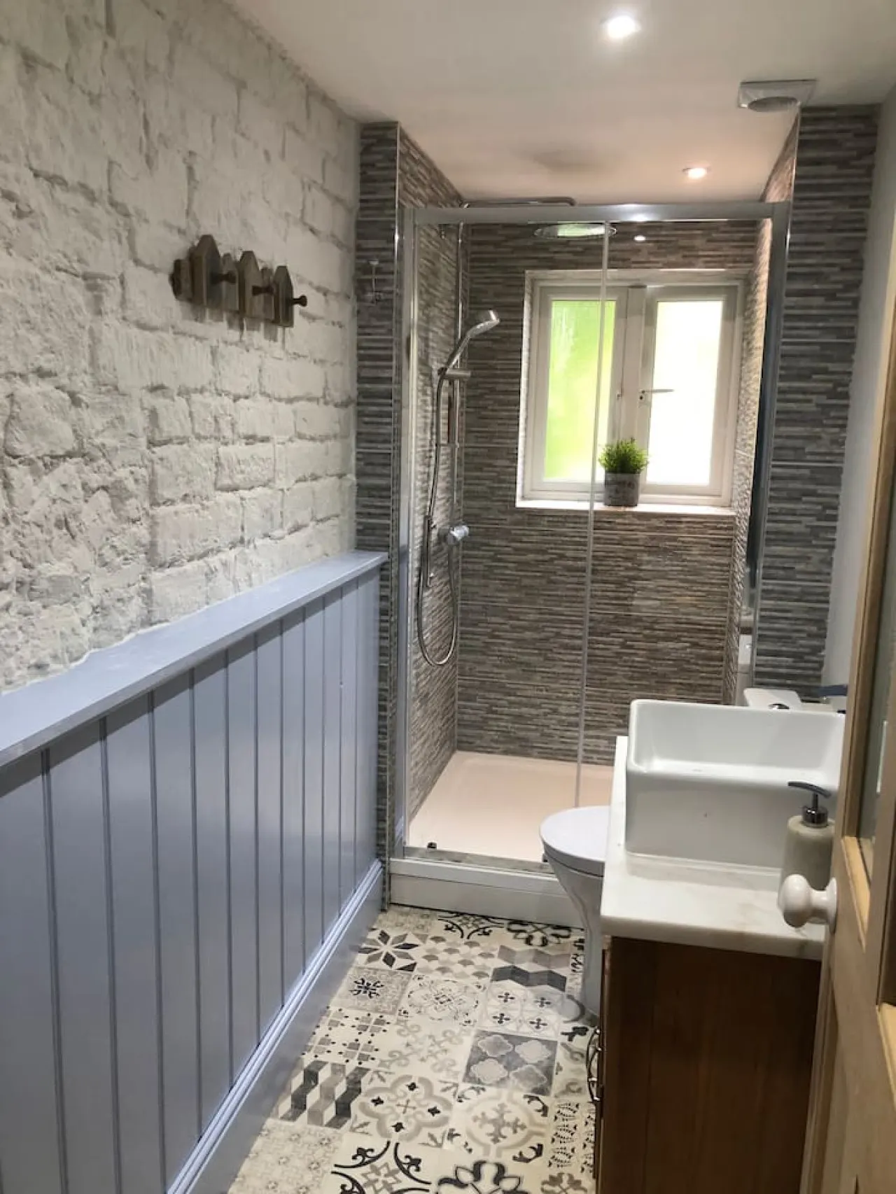 Beautiful, traditional 3 bed cottage close to ferry 18