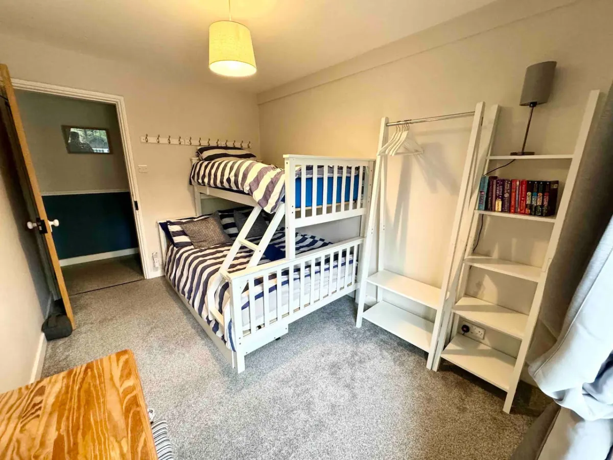 Beautiful, traditional 3 bed cottage close to ferry 20
