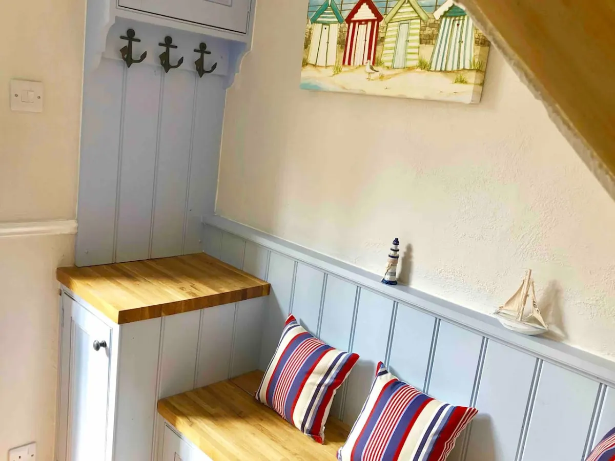 Beautiful, traditional 3 bed cottage close to ferry 5