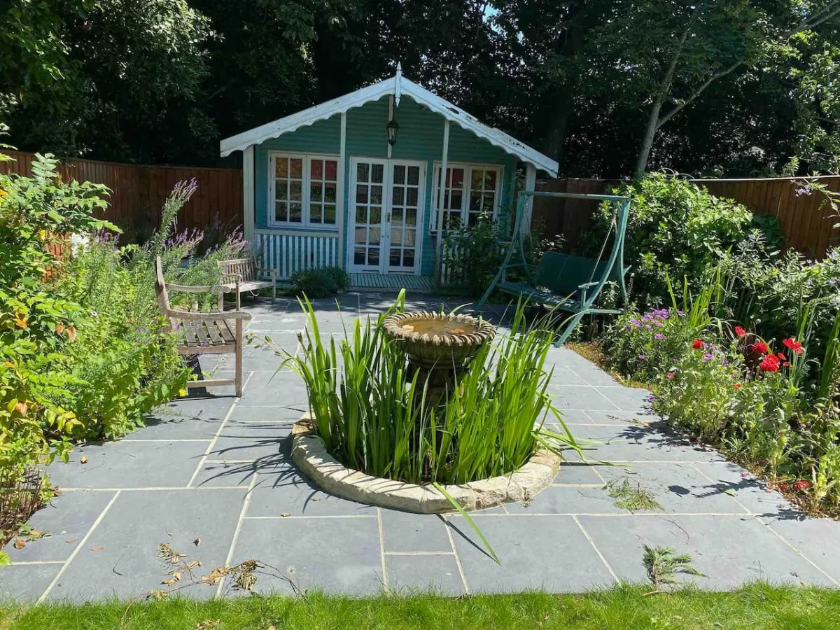 Beautiful, traditional 3 bed cottage close to ferry 6