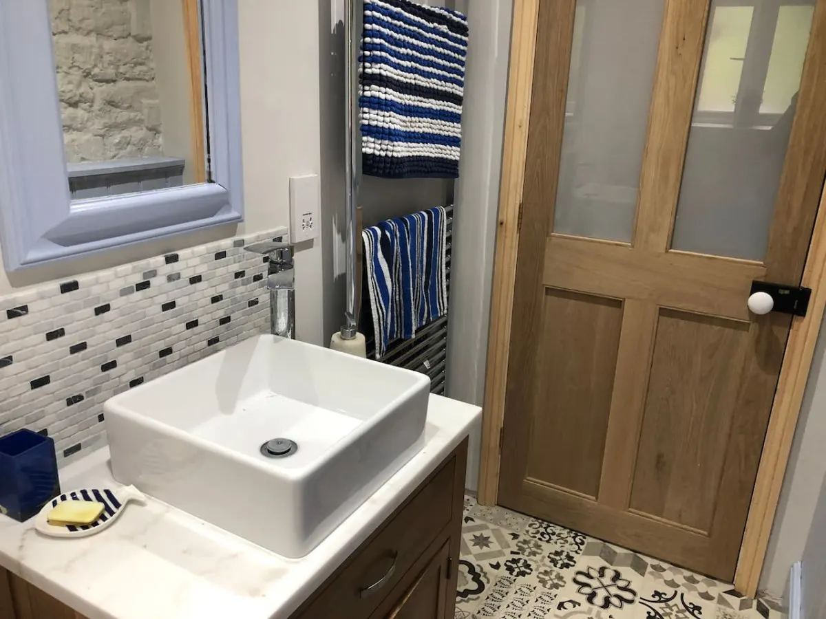 Beautiful, traditional 3 bed cottage close to ferry 8