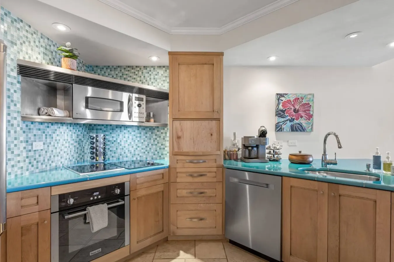 ~NEW~ Modern Oceanfront at Waikiki Beach Tower 10